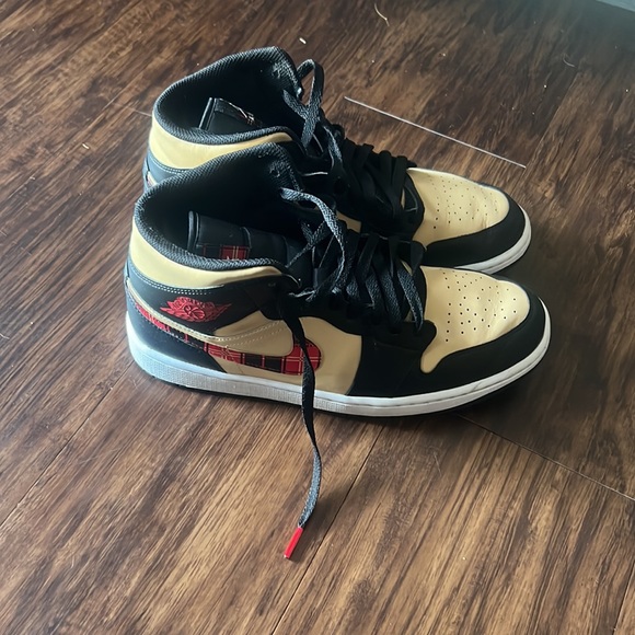 Jordan 1 Mid Size 10 - Good condition Normal wear - Picture 3 of 4